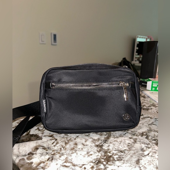 crossbody bags lululemon Texas Longhorns Everywhere Metal Hardware it features a secure main compartment for your essentials Lululemon Everywhere Belt Bag 1L
